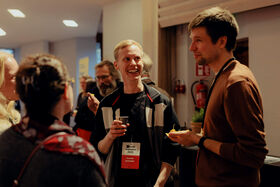 Vieraat juttelemassa