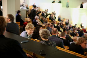 Juttelua yleisössä