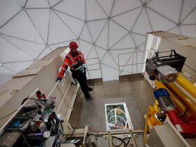 Insinööri radioteleskoopin takanaosassa.