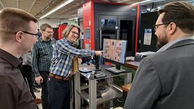 Insinööri esittelee laitetta.