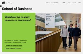 Havainnekuva Kauppakorkeakoulun etusivusta, jossa näkyy kauppakorkeakoulu ja opiskelijoita kävelemässä modernissa rakennuksessa.