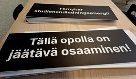 Kyltti jossa teksti Tällä opolla on jäätävä osaaminen