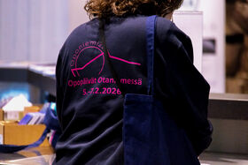 Henkilö Oponiemi-hupparissa