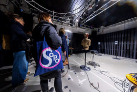 Vierailijoita akustiikan laboratoriossa