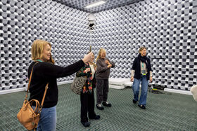 Vierailijat ottavat kuvia akustiikan laboratoriossa