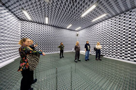 Vierailijoita akustiikan laboratoriossa