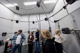 Vierailuryhmä akustiikan laboratoriossa