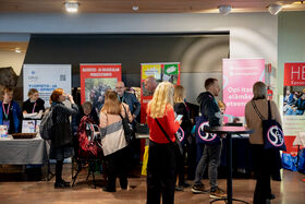 Vierailijoita messualueella