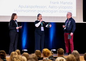 Eero Lounela ja Laajasalon opiston opiskelijoita