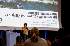 Frank Martela luennoi