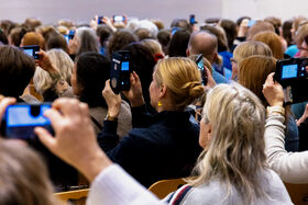 Yleisö kuvaa luentoa