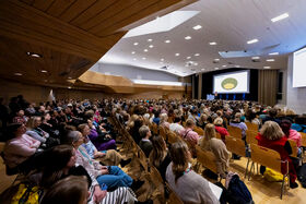 Frank Martelan luennon yleisöä