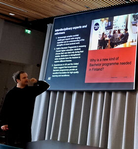 Monitieteiset ohjelmat -esitys