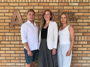 Kuvassa kolmihenkinen opiskelijatiimi.