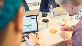 Kuva ryhmätyötä tekevistä opiskelijoista / kuvaaja Aalto-yliopisto Unto RautioUnto_Rautio