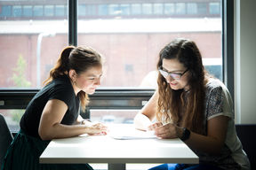 Ana Triana Hoyos (vasemmalla) ja Talayeh Aledavood tekivät tutkimuskatsauksen mielenterveyspotilaiden unta seuraavista sovelluksista ja laitteista. Kuva Matti Ahlgren / Aalto-yliopisto