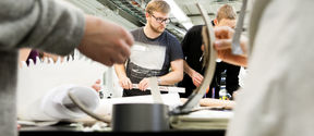 Opiskelijoita työskentelemässä Design Factorylla