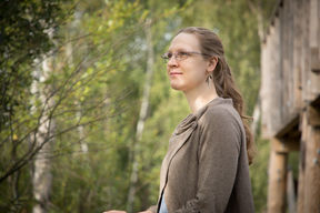 Iiris Sundin katselee taivaalle Laajalahden lintutornilla