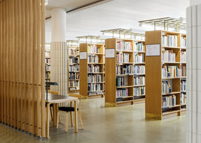 Kirjahyllyjä ja kirjoja lukusalissa.