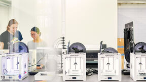 Mies- ja naisopiskelija työskentelemässä laitteen ääressä. 