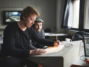 Animaatioalan opiskelijoita piirtämässä. Kuva: Unto Rautio