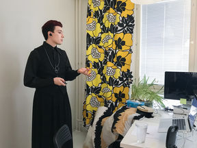 Otso Hannula väittelemässä tohtoriksi etäyhteydellä.