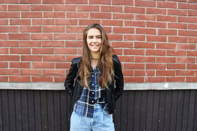 Mikaela smiling in front of the SChool of Chemical Engineering