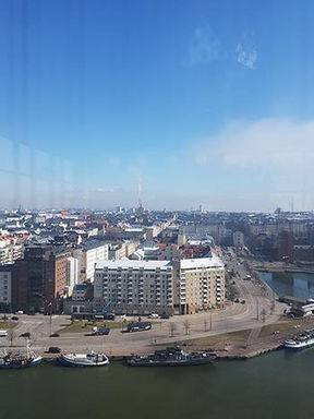 Korkealta (Hotelli Clarionista) otettu maisemakuva Helsingin Hietalahdesta, etualalla merta