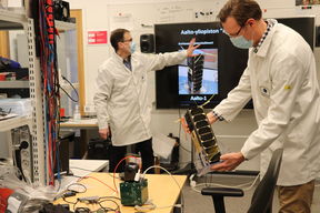 Professori Esa Kallio ja tohtoriopiskelija Leo Nyman pitävät etäluentoa avaruustekniikasta.