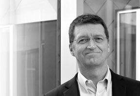 Tuomas Sandholm's portrait in black and white