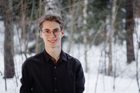 Kuvassa Oskari Ponkala talvisessa maisemassa