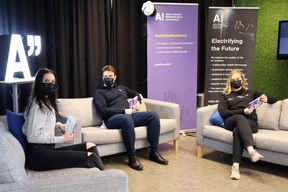 Kolme sähkötekniikan korkeakoulun opiskelijajuontajaa Sähkötekniikan päivä -tapahtumassa.