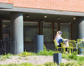 In the study, self-management was defined as the employee’s experience of how much power they have to make decisions concerning their own work. Photo: Mikko Raskinen, Aalto University.