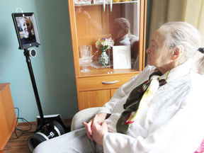 Etäläsnäolorobotin toimivuutta testattiin projektin aikana eri kohteissa ja palaute oli positiivista. Kuva: VTT