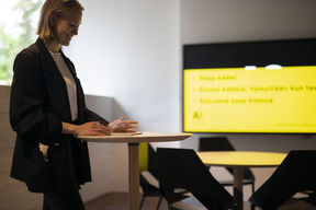 Iloinen nainen ja tabletti. Kuva: Kalle Kataila