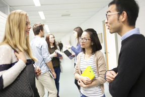 Opiskelijoita käytävällä. Kuva: Aalto-yliopisto / Aino Huovio