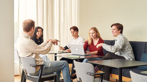 Opiskelijoita Kauppakorkeakoululla. Kuva: Aalto-yliopisto / Unto Rautio