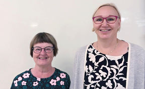 Kuvassa näkyvät Kauppatieteiden Kandidaattiyhdistys ry:n puheenjohtaja Vuokko Skyttä ja sihteeri Kristiina Linnoinen. Kuvan otti Helena Salminen. 