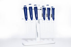 Mikropipetit telineessä