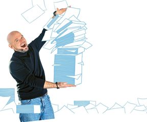 Jussi Impiön valokuvaan on liitetty piirrokuvitettu elementti: hänen käsiensä välissä on korkea pinkka papereita.