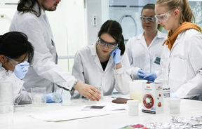 Lukiolaiset tekevät kemian opintokäynnillä biomuovia