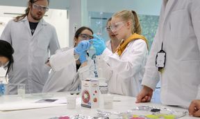 Yläkoululaiset valmistavat biomuovia.