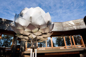 Kuva Dipolin julkisivusta ja Käpy-veistoksesta.