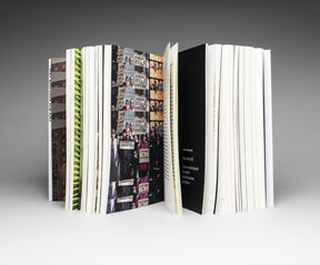 Repeämän kuvat -kirja avattuna.