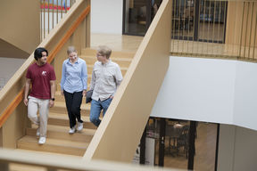 Kolme henkilöä Kauppakorkeakoululla