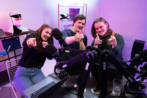 Sähkötekniikan opiskelijat Venla, Iikka ja Leevi. Kuva: Filmbutik.