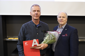 Insinööritieteiden korkeakoulun Opetustekopalkinto 2022 Henry Gustavssonille.png