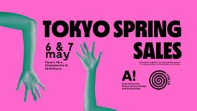 Vaaleanpunaisella pohjalla mainostetaan opiskelijajärjestö Tokyon kevätmyyjäisiä , kuvassa näkyy tekstin lisäksi kaksi käsivartta 