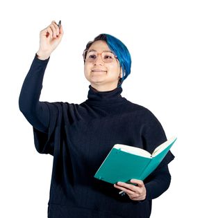 Hymyilevä Fereshteh Sohrabi pitelee toisessa kädessään muistikirjaa ja toisessa kädessä tussia, jolla hän on piirtävinään ilmaan. 