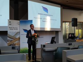 Ewald Kibler pitämässä kiitospuhetta Suomen Liikemies-Yhdistykselle